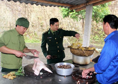 Chuẩn bị thực phẩm cho những bữa cơm cuối năm ở Đồn Biên phòng Pò Hèn (Quảng Ninh).